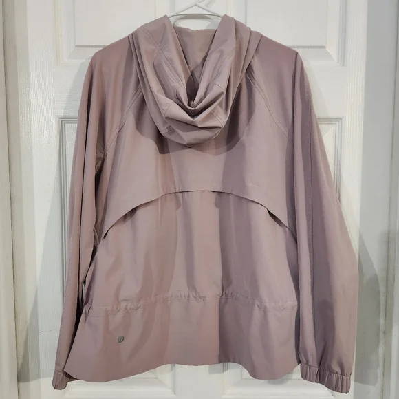 Lululemon Pack It Up Jacket in the color Smoky Blush. Size 10 - Picture 7 of 16